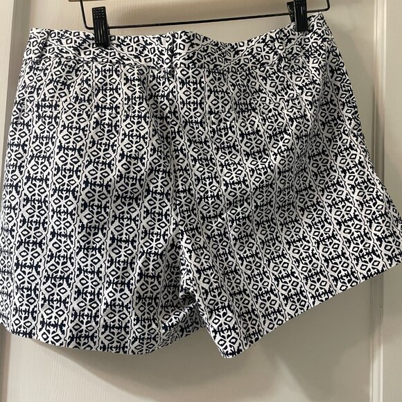 Banana republic black and white shorts Size 12.  Pockets and belt loops - Picture 3 of 6